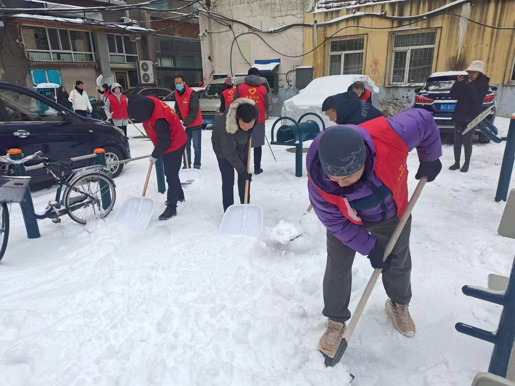 破冰清雪志愿行 服务群众暖人心