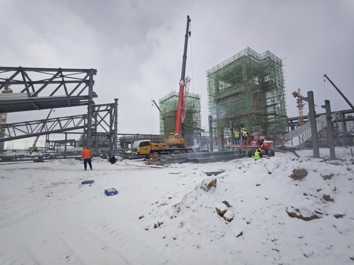 十一化建西北分公司| 寒雪不阻起钢梁，热情施工燃天地